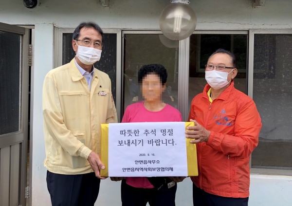 안면읍지역사회보장협의체ㆍ안면읍행정복지센터 추석명절 어려운 이웃 위문 모습.