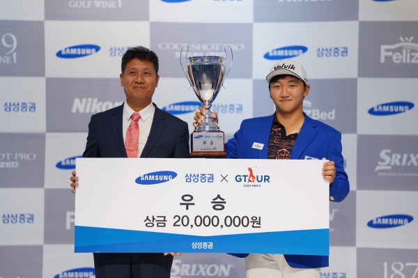 지난 19일(토) 대전 골프존 조이마루 전용 경기장에서 열린 ‘2020 삼성증권 GTOUR 남자대회 5차 결선 시상식에서 (왼쪽부터) 골프존 박강수 대표이사, 우승자 김홍택이 기념 촬영