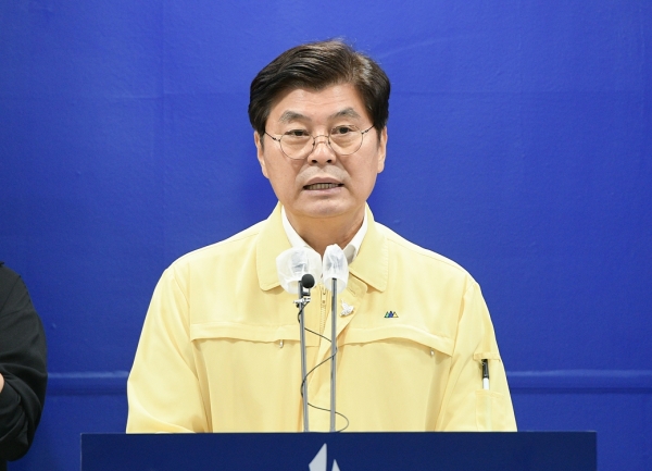 이춘희 세종시장이 18일 세종시에 코로나19 확진자가 2명 발생한 것에 대해 브리핑하고 있다.