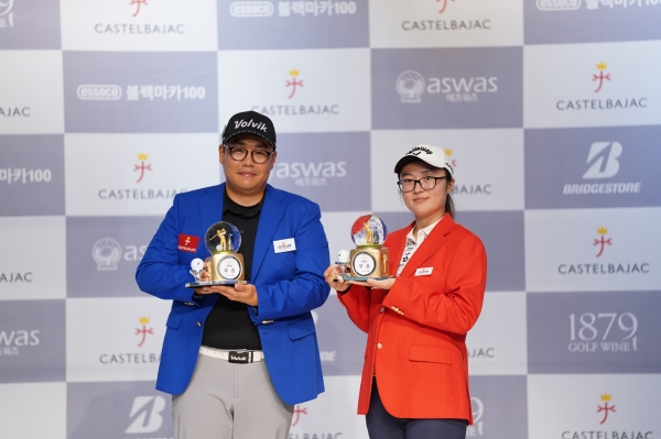 지난 20일 열린 ‘2020 GTOUR 까스텔바작 GTOUR 위너스컵 2차 대회’ 시상식에서 우승자 금동호, 김하니 선수가 기념사진을 촬영하고 있다.