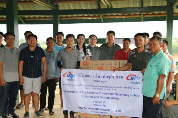라오스법인은 최근 라오스 중부 깜무안 주에 위치한 에너지자립형 타운 4개 마을의 6개 초·중등학교에 기자재를 기증했다.