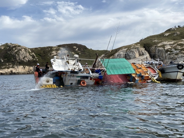 좌초되어 침수 되어 배수 작업중인 선박 사진