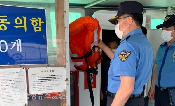 윤태연 서장이 구명조끼 보관시설을 직접 확인하고 있다. (출처=태안해양경찰서)