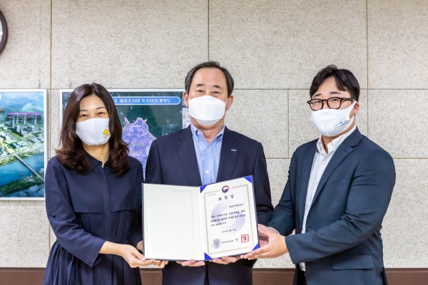 2019년 지방공기업 발전 유공기관으로 선정되어 행정안전부 장관 표창 수상 모습