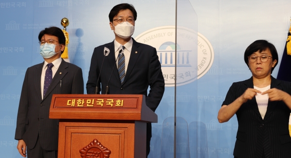 24일 대전지역 국회의원들이 국회 소통관에서 기자회견을 갖고, 대전의료원 사업의 예비타당성 평가 조속 통과를 촉구하고 있다.