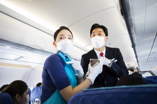 지난 23일 김해국제공항에서 에어부산이 마련한 ‘승무원 체험 비행 프로그램’에 참여하고 있다.