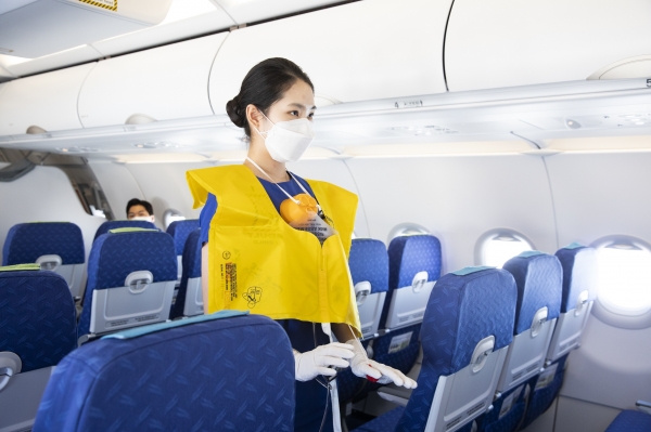 지난 23일 김해국제공항에서 에어부산이 마련한 ‘승무원 체험 비행 프로그램’에 참여하고 있다.