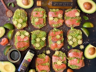 스페인 인플루언서 라우라폰츠(@lauraponts)의 참기름과 간장을 이용한 연어 아보카도 토스트