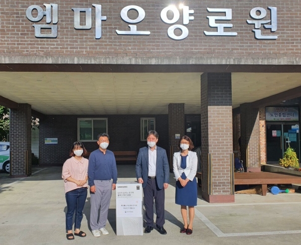 위문품 전달 / 오른쪽에 청장님(이남일), 총무과장님(강성미)