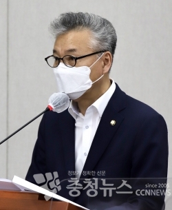 국회세종의사당법 설명하는 홍성국 의원.