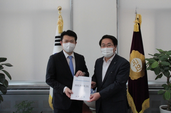 오세현 시장(오른쪽)과 복기왕 국회의장 비서실장이 아산시 현안사업 및 국비확보에 대해 협의 후 기념사진을 찍고 있다.