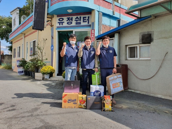 아산청년회 이준호 회장(가운데)과 임원진들이 가정방문을 통해 후원물품을 전달하고 있다.