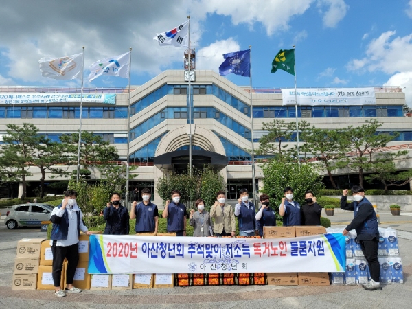 아산청년회 이준호 회장을 비롯한 회원들과 함께 후원물품 전달을 위해 기념촬영을 하고 있다.