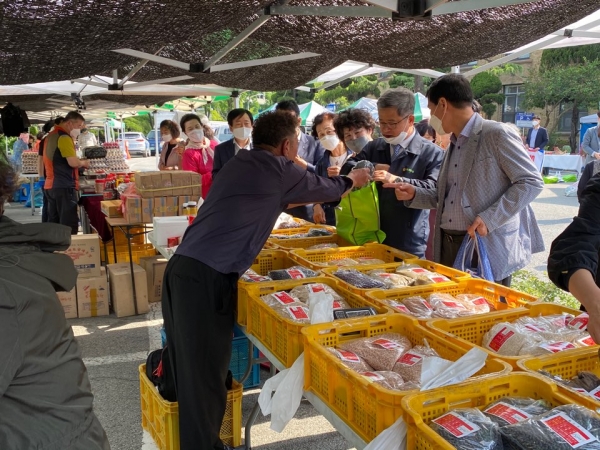 지난 농축산물직거래 특별장터 운영 모습 ( 사진 중간 남색점퍼-윤상운 본부장님)