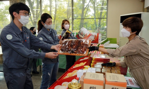 ‘2020 추석맞이 지역 농∙특산물 직거래장터’ 운영 모습