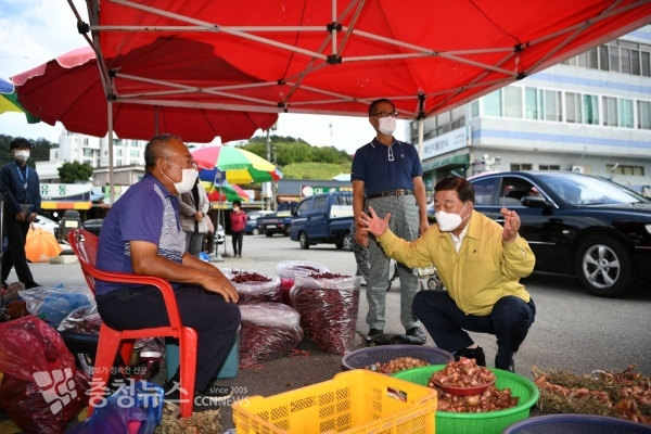 황선봉 군수가 예산시장을 방문했다.