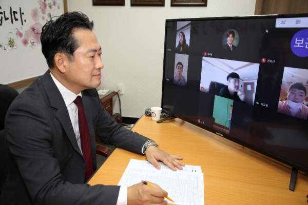 장동혁 국민의힘 대전시당위원장이 25일 지역 소상공인들과 화상 간담회를 진행하고 있다.