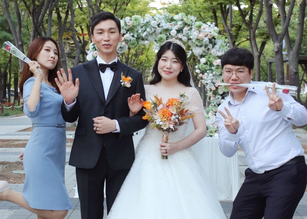 보라매공원에서 신랑·신부와 하객 50여 명을 대상으로  “사랑의 결실, 작은 결혼식” 1호 커플 결혼식이 성황리 치뤄졌다.