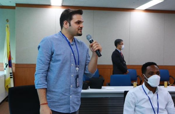 대전도시철도 명예 홍보대사로 임명된 인도 유학생 구라브 살로트라(Gourav Salotra)씨가     위촉 소감을 발표하고 있다.