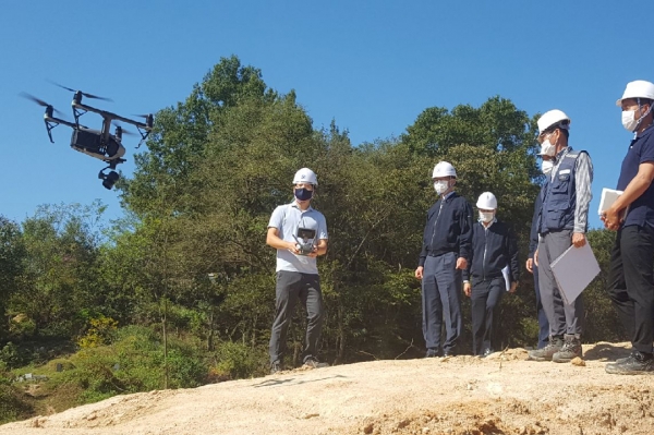 공단 안전감사실 직원들이 드론을 활용한 공사현장 안전점검을 실시하고 있다.
