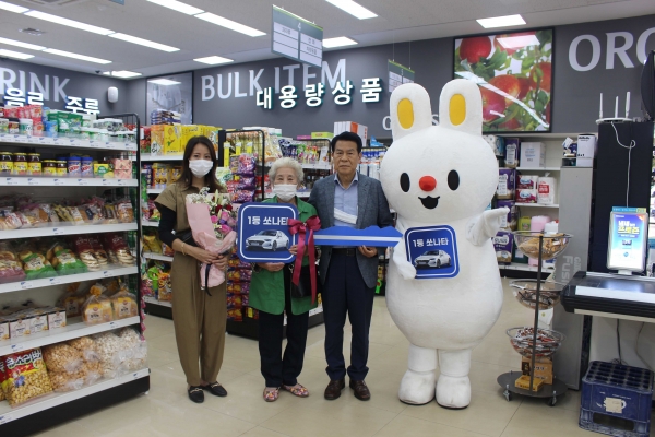정미농협 노남선 조합장이 당첨자 시상 모습