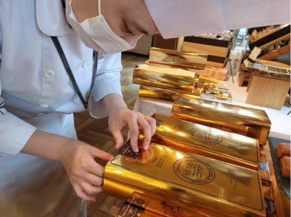 ‘순도 99.99’ 골드바 피낭시에