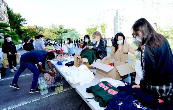 양 대학 소속 유학생들이 천안백석대학교회에서 준비한 의류를 고르고 있다.
