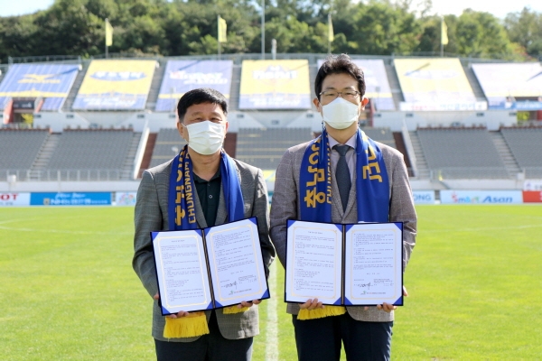 충남아산FC, 천안 센텀 정형외과 신경외과 병원과 업무협약 체결식 모습
