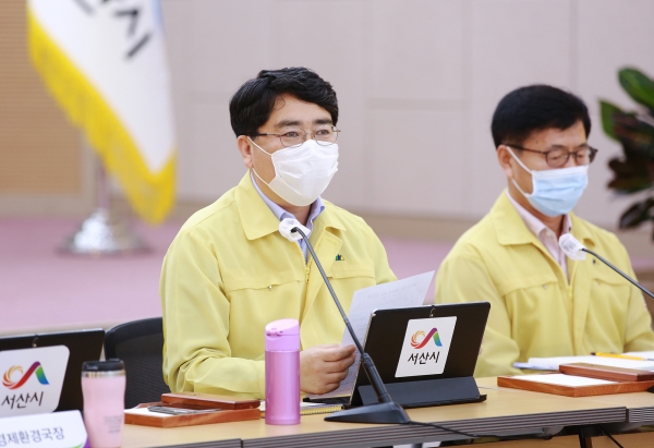 28일 시청 대회의실에서 확대간부회의를 진행하고 있다.