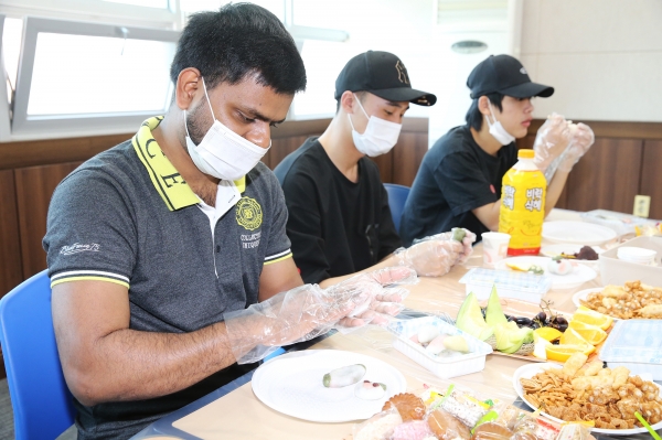 한국어 연수생 송편 빚어보는 문화체험 행사