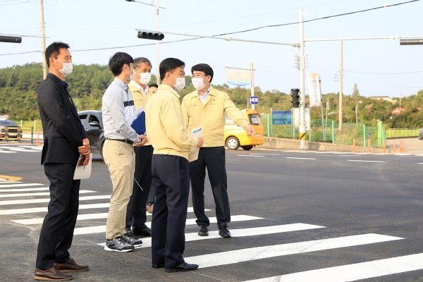 지난 28일 맹정호 서산시장이 밤갓로 개통 현장을 방문해 현장을 점검하고 있다.