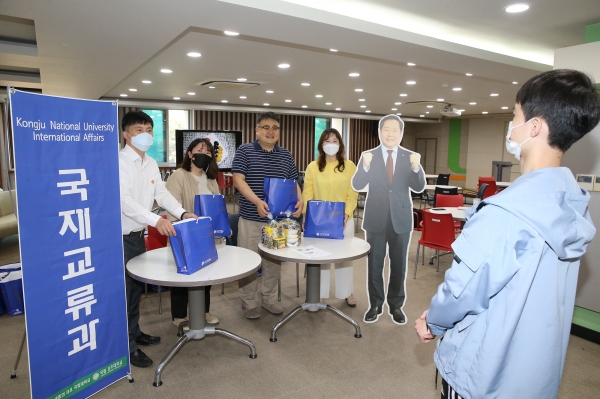 유학생 개인별 식품꾸러미를 직접 제공하는 등 화합과 마음 나눔의 시간 가져