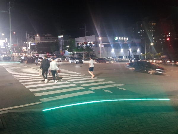 국도 32호선 하이마트 사거리 LED바닥신호등 설치 모습