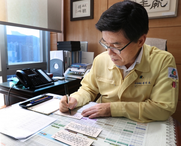 황인호 동구청장이 생일인 직원들에게 손편지를 쓰고 있다.
