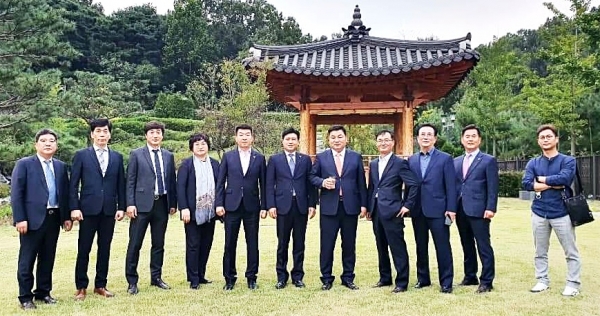 정세균 국무총리는 추석 연후 세종시 총리 공관에서 대전지역 지지자들을 초청해 만찬회동을 가졌다. 사진은 만찬회동 참석자 기념촬영 모습.