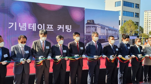 국가철도공단 임주빈 부이사장(왼쪽 5번째)이 6일(화) 송정역 광장에서 해운대 블루라인파크 개통식에 참여하여 테이프커팅식을 하고있다.