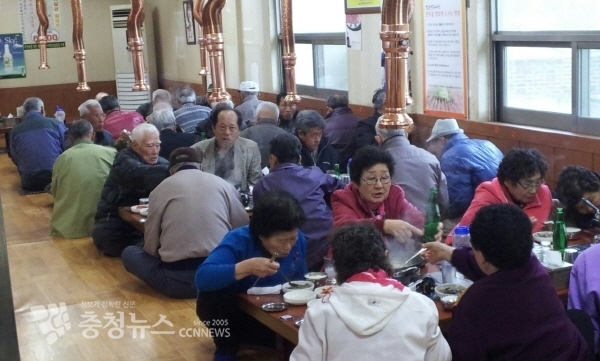 양촌한우타운은 매월 첫째주 화요일 어르신들을 대상으로 무료급식 활동을 이어오고 있다.