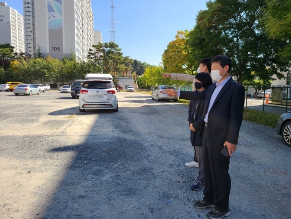 맨 앞쪽 첫 번째 이용환 행정지원국장