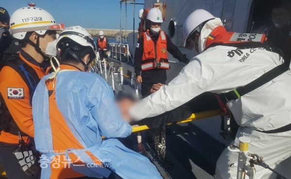 태안해경과 태안소방이 의식을 잃고 쓰러진 잠수부 최씨를 응급후송하고 있다. (출처=태안소방서)