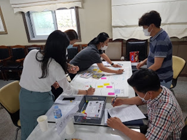 공동체별 분임토의로 진행되는 교직원자치회 모습.