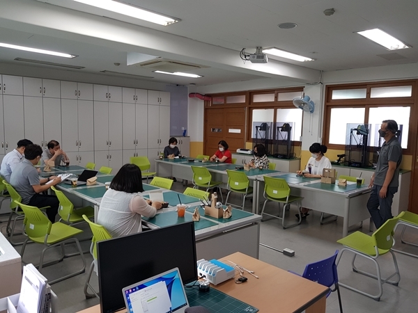 '같이'의 가치를 함께 실천하는 전문적 학습공동체 모습.