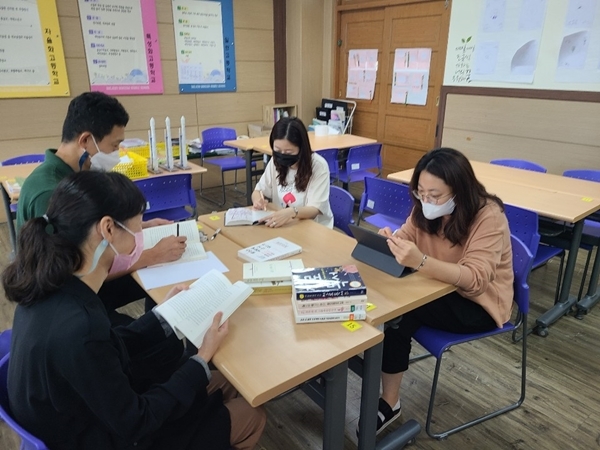 지혜와 마음을 나누는 교사 자율동아리 모습.