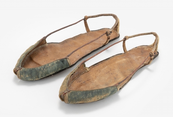 현대 여성 샌들과 유사한 _피초혜_. 가죽으로 만든 짚신이라는 뜻.