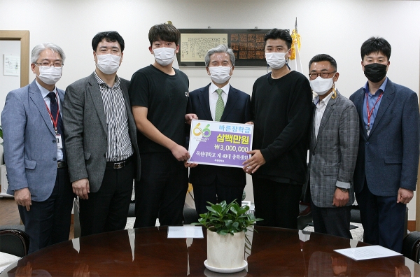 12일 오전 목원대학교 대학본부 4층 총장실에서 열린 총학생회의 장학금 전달식에서 대학·총학생회 관계자들이 기념촬영을 하고 있다. 왼쪽부터 고광언 발전협력실장, 변승구 학생처장, 곽문권 총학생회장, 권혁대 총장, 김진호 부총학생회장, 김종천 학생복지과장, 김재익 학생복지과 계장.