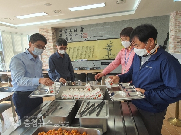 예산군이 우유소비 촉진을 위해 구내식당에서 우유를 제공하는 모습