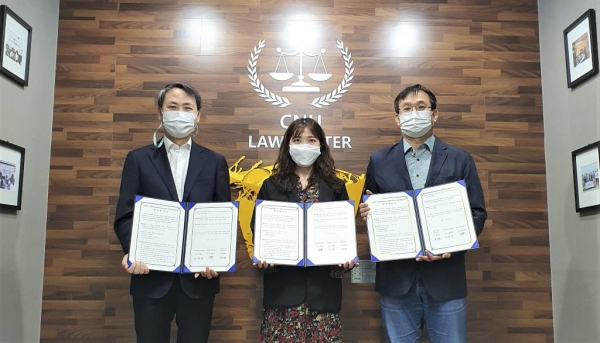 법률센터 협약 체결 (좌측부터 손종학 법률센터장,  양수연 청춘너나들이 센터장, 김균섭 대전남자단기청소년쉼터 소장)