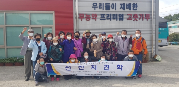 실개천 살리기 운동 및 자연정화 생태습지 우수사례 견학을 위해 선장면 죽산1리를 방문한 안성시 주민들 기념사진