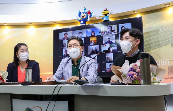 지난 14일 시청 영상회의실에서 화상회의시스템을 통해 비대면 위촉식 개최 모습