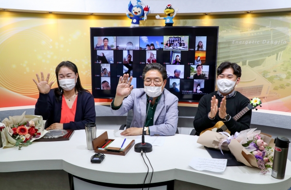 지난 14일 시청 영상회의실에서 화상회의시스템을 통해 비대면 위촉식 개최 모습