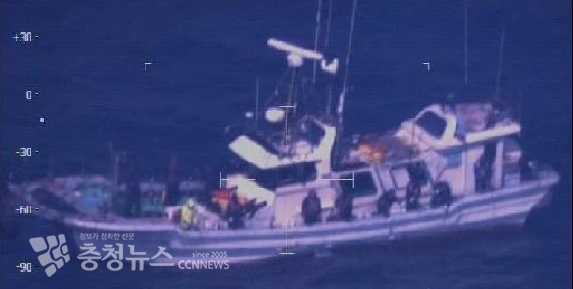 영해 밖 영업구역을 벗어난 낚시어선이 해양경찰 단속 카메라에 포착된 모습 (출처=태안해양경찰서)